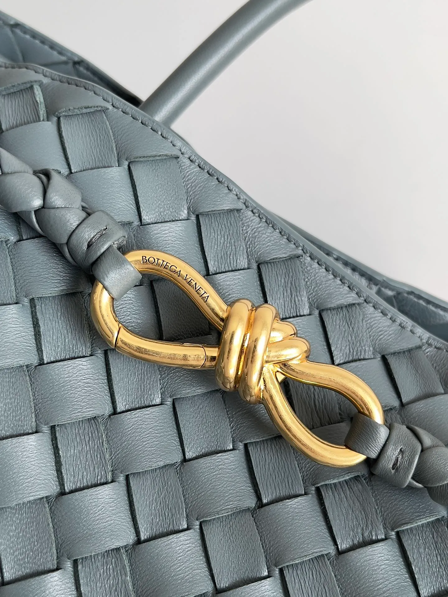 Batch 3760 Recently, the same style of bag that celebrities love is both high-end and practical. Michelle Yeoh, Kim Namjoon, Jing Boran, Tong Liya, Sun Qian, Wu Qianyu, Du Juan, Ma Yili and Bai Baihe are all carrying Bottega Veneta summer series Andiamo handbags. Andiamo has a simple structure and rounded lines. The whole piece is made of Nappa leather. It is comfortable, soft and dynamic. It adds interest to daily life and can be easily matched with various styles. Andiamo handbags are available in three sizes: small, medium and large. There are many colors to choose from, which can meet different needs. You can really carry it whether it is daily or attending events. Style number: 743575 Size: 45*22*34 including handle height 44cm